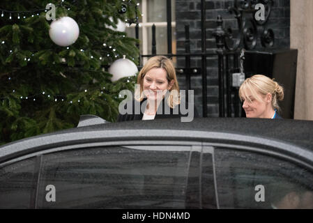 London, UK. 13. Dezember 2016.  Amber Rudd, Innenminister, Blätter 10 Downing Street Credit: Ian Davidson/Alamy Live News Stockfoto