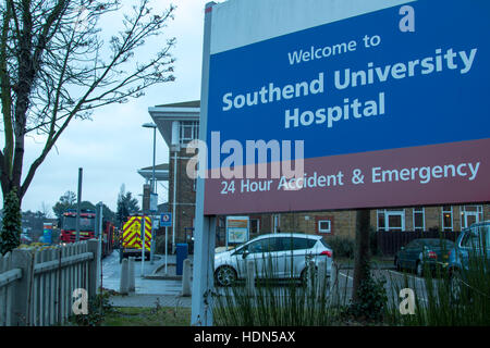 Southend-on-Sea, Essex, England. 13. Dezember 2016. Ein größeren Vorfall wurde heute Nachmittag aufgrund einer großen Diesel Verschütten in der Mutterschaft Flügel in Southend Krankenhaus erklärt. Ein großer Teil des Krankenhauses hat unter anderem die Entbindungsstationen evakuiert worden. Bildnachweis: Darren Attersley/Alamy Live News Stockfoto