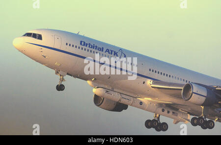 Cape Canaveral, Florida, USA. 12. Dezember 2016. Eine modifizierte Lockheed Martin L-1011 Flugzeug startet mit einer Pegasus-XL-Rakete geschnallt um seinen Unterleib mit dem Zyklon Global Navigation Satellite System (CYGNSS) am 12. Dezember 2016 am Cape Canaveral Air Force Station in Florida. Die orbitale ATK-Start der NASA acht-Satellitennutzlast war etwa eine Stunde und eine Hälfte nach dem Start wegen eines mechanischen Problems geschrubbt. Die CYGNSS-Mission soll extremen Wettervorhersage zu verbessern durch die Messung der Winde innen Hurrikans und Wirbelstürme. Bildnachweis: Paul Hennessy/Alamy Live-Nachrichten Stockfoto