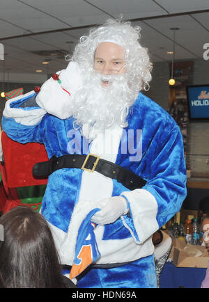 Flushing, New York, USa. 13. Dezember 2016. "Elfen" Jose Reyes und Brandon Nimmo besuchen Sie Noah "Santa Claus" Syndergaard auf der Mets Weihnachtsparty am 13. Dezember im Citi Field Stadium in Flushing, New York. © MediaPunch Inc/Alamy Live-Nachrichten Stockfoto