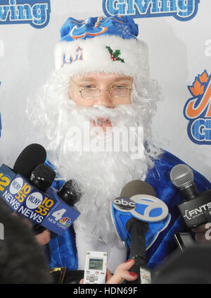 Flushing, New York, USa. 13. Dezember 2016. "Elfen" Jose Reyes und Brandon Nimmo besuchen Sie Noah "Santa Claus" Syndergaard auf der Mets Weihnachtsparty am 13. Dezember im Citi Field Stadium in Flushing, New York. © MediaPunch Inc/Alamy Live-Nachrichten Stockfoto