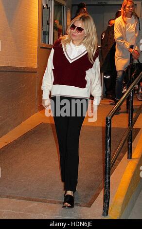 New York, USA. 13. Dezember 2016. New York, NY, USA. 13. Dezember 2016. Sienna Miller entdeckt, so dass "AOL bauen" in New York, New York auf 13. Dezember 2016. © Regenmacher Fotomedien/Punch/Alamy Live News Bildnachweis: MediaPunch Inc/Alamy Live-Nachrichten Stockfoto