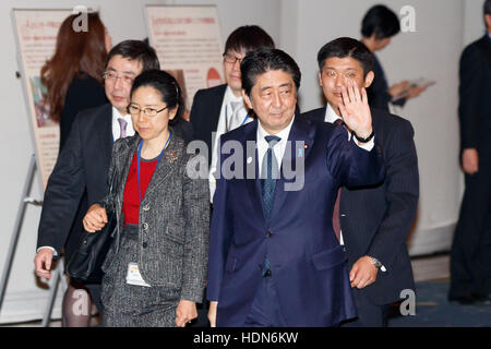 Tokio, Japan. 13. Dezember 2016. Der japanische Premierminister Shinzo Abe verlässt der Weltversammlung für Frauen: WAW! 2016 am 13. Dezember 2016, Tokio, Japan. Weibliche Führungskräfte aus Politik, Wirtschaft, Sport und Gesellschaft sind WAW besuchen! 2016, die Rolle von Frauen in ihren Ländern und Zugehörigkeiten zu diskutieren. Bildnachweis: Aflo Co. Ltd./Alamy Live-Nachrichten Stockfoto
