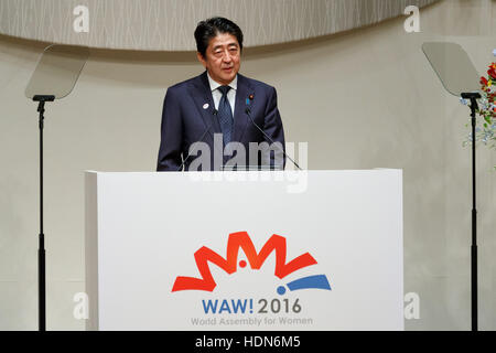 Tokio, Japan. 13. Dezember 2016. Der japanische Premierminister Shinzo Abe liefert die Eröffnungsrede auf der Weltversammlung für Frauen: WAW! 2016 am 13. Dezember 2016, Tokio, Japan. Weibliche Führungskräfte aus Politik, Wirtschaft, Sport und Gesellschaft sind WAW besuchen! 2016, die Rolle von Frauen in ihren Ländern und Zugehörigkeiten zu diskutieren. Bildnachweis: Aflo Co. Ltd./Alamy Live-Nachrichten Stockfoto