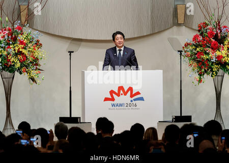 Tokio, Japan. 13. Dezember 2016. Der japanische Premierminister Shinzo Abe liefert die Eröffnungsrede auf der Weltversammlung für Frauen: WAW! 2016 am 13. Dezember 2016, Tokio, Japan. Weibliche Führungskräfte aus Politik, Wirtschaft, Sport und Gesellschaft sind WAW besuchen! 2016, die Rolle von Frauen in ihren Ländern und Zugehörigkeiten zu diskutieren. Bildnachweis: Aflo Co. Ltd./Alamy Live-Nachrichten Stockfoto