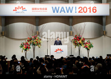 Tokio, Japan. 13. Dezember 2016. Der japanische Premierminister Shinzo Abe liefert die Eröffnungsrede auf der Weltversammlung für Frauen: WAW! 2016 am 13. Dezember 2016, Tokio, Japan. Weibliche Führungskräfte aus Politik, Wirtschaft, Sport und Gesellschaft sind WAW besuchen! 2016, die Rolle von Frauen in ihren Ländern und Zugehörigkeiten zu diskutieren. Bildnachweis: Aflo Co. Ltd./Alamy Live-Nachrichten Stockfoto