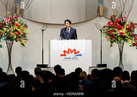 Tokio, Japan. 13. Dezember 2016. Der japanische Premierminister Shinzo Abe liefert die Eröffnungsrede auf der Weltversammlung für Frauen: WAW! 2016 am 13. Dezember 2016, Tokio, Japan. Weibliche Führungskräfte aus Politik, Wirtschaft, Sport und Gesellschaft sind WAW besuchen! 2016, die Rolle von Frauen in ihren Ländern und Zugehörigkeiten zu diskutieren. Bildnachweis: Aflo Co. Ltd./Alamy Live-Nachrichten Stockfoto