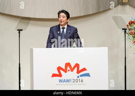 Tokio, Japan. 13. Dezember 2016. Der japanische Premierminister Shinzo Abe liefert die Eröffnungsrede auf der Weltversammlung für Frauen: WAW! 2016 am 13. Dezember 2016, Tokio, Japan. Weibliche Führungskräfte aus Politik, Wirtschaft, Sport und Gesellschaft sind WAW besuchen! 2016, die Rolle von Frauen in ihren Ländern und Zugehörigkeiten zu diskutieren. Bildnachweis: Aflo Co. Ltd./Alamy Live-Nachrichten Stockfoto
