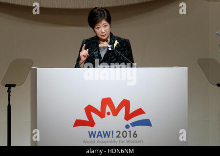 Tokio, Japan. 13. Dezember 2016. Tokyo Gouverneur Yuriko Koike spricht während der Weltversammlung für Frauen: WAW! 2016 am 13. Dezember 2016, Tokio, Japan. Weibliche Führungskräfte aus Politik, Wirtschaft, Sport und Gesellschaft sind WAW besuchen! 2016, die Rolle von Frauen in ihren Ländern und Zugehörigkeiten zu diskutieren. Bildnachweis: Aflo Co. Ltd./Alamy Live-Nachrichten Stockfoto