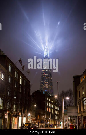 London, UK. 13. Dezember 2016. Die Scherbe Weihnachtsbeleuchtung. Die Installation beschrieben, wie die Hauptstadt höchste Stück von Kunst im öffentlichen Raum, wird voraussichtlich von der Spitze des London Bridge 95-geschossigen Hochhauses mit einer Reihe von markanten Holzbalken meilenweit im Zentrum von London zu sehen. © Guy Corbishley/Alamy Live-Nachrichten Stockfoto