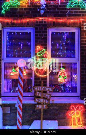 Oak Park, London, 13. Dezember 2016 zu Ehren. Helle Lichter und schönen Weihnachtsschmuck in einem Haus im Stadtteil South East London. Die Dekorationen sind zugunsten der Hospiz-Kinderhilfswerk "Demelza", und Passanten werden ermutigt, zu spenden. © Imageplotter und Sport/Alamy Live Nachrichten Stockfoto