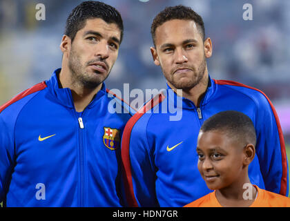 Doha, Katar. 13. Dezember 2016. Luis Suarez (L) und Neymar Barcelonas posieren vor dem Start von einem freundlichen Fußballspiel gegen Saudi Al-Ahli in Doha, der Hauptstadt von Katar, 13. Dezember 2016. Barcelona gewann 5: 3. Bildnachweis: Nikku/Xinhua/Alamy Live-Nachrichten Stockfoto