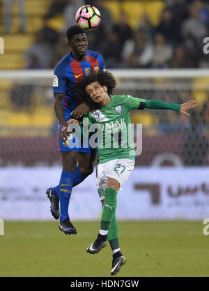 Doha, Katar. 13. Dezember 2016. Barcelonas Samuel Umtiti (oben) Köpfe den Ball während herausgefordert durch Omar Abdulrahman von Al-Ahli Saudi während ihrer freundlichen Fußballspiel in Doha, der Hauptstadt von Katar, 13. Dezember 2016. Barcelona gewann 5: 3. Bildnachweis: Nikku/Xinhua/Alamy Live-Nachrichten Stockfoto