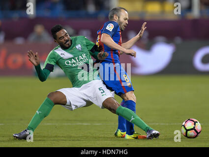 Doha, Katar. 13. Dezember 2016. Barcelonas Andres Iniesta (R) wetteifert um den Ball mit Al Ahli Saudi Fahad Hamad während ihrer freundlichen Fußballspiel in Doha, der Hauptstadt von Katar, 13. Dezember 2016. Barcelona gewann 5: 3. Bildnachweis: Nikku/Xinhua/Alamy Live-Nachrichten Stockfoto