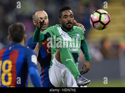 Doha, Katar. 13. Dezember 2016. Barcelonas Andres Iniesta (C) wetteifert um den Ball mit Al Ahli Saudi Fahad Hamad während ihrer freundlichen Fußballspiel in Doha, der Hauptstadt von Katar, 13. Dezember 2016. Barcelona gewann 5: 3. Bildnachweis: Nikku/Xinhua/Alamy Live-Nachrichten Stockfoto