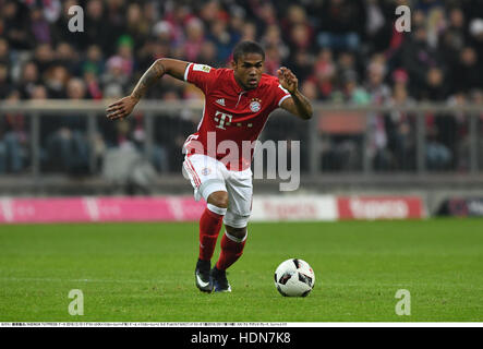 München, Deutschland. 10. Dezember 2016. Douglas Costa (Bayern) Fußball: Deutsche Bundesliga match zwischen FC Bayern München 5-0 VfL Wolfsburg in Allianz Arena in München. © Takamoto Tokuhara/AFLO/Alamy Live-Nachrichten Stockfoto