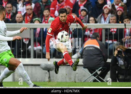 München, Deutschland. 10. Dezember 2016. Robert Lewandowski (Bayern) Fußball: Deutsche Bundesliga match zwischen FC Bayern München 5-0 VfL Wolfsburg in Allianz Arena in München. © Takamoto Tokuhara/AFLO/Alamy Live-Nachrichten Stockfoto