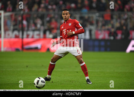 München, Deutschland. 10. Dezember 2016. Thiago Alcantara (Bayern) Fußball: Deutsche Bundesliga match zwischen FC Bayern München 5-0 VfL Wolfsburg in Allianz Arena in München. © Takamoto Tokuhara/AFLO/Alamy Live-Nachrichten Stockfoto