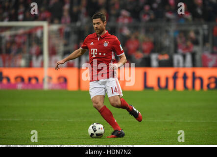 München, Deutschland. 10. Dezember 2016. Xabi Alonso (Bayern) Fußball: Deutsche Bundesliga match zwischen FC Bayern München 5-0 VfL Wolfsburg in Allianz Arena in München. © Takamoto Tokuhara/AFLO/Alamy Live-Nachrichten Stockfoto