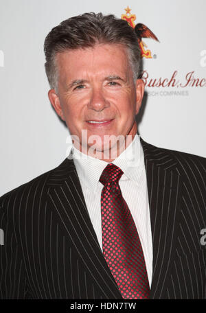 Beverly Hills, Kalifornien, USA. Juli 2010. 13. Dezember 2016: Burbank, Kalifornien: Alan Thicke, ein beliebter TV-Vater und Vater des R&B- und Pop-Superstars Robin Thicke, starb am Dienstag im Alter von 69 Jahren an einem Herzinfarkt, während er mit seinem 19-jährigen Sohn Carter Thicke Hockey spielte. Dateifoto: 24. Juli 2010 - Beverly Hills, CA - Alan Thicke. Das 12. Jährliche HollyRod DesignCare Event findet im Ron Burkle's Green Acres Estate statt. Foto: Kevan Brooks/AdMedia © Kevan Brooks/AdMedia/Alamy Live News Stockfoto