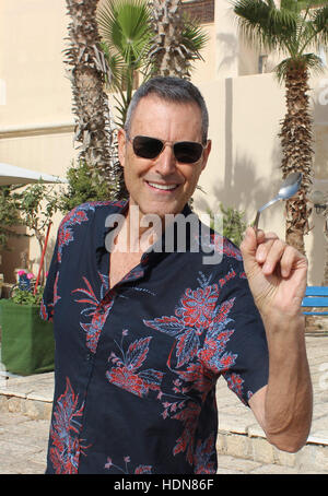 Tel Aviv, Israel. 23. November 2016. Illusionist Uri Geller abgebildet mit einem Löffel hat er, in der Nähe seiner Wohnung in der Altstadt von Tel Aviv, Israel, 23. November 2016 gebogen. Foto: Sara Lemel/Dpa/Alamy Live News Stockfoto