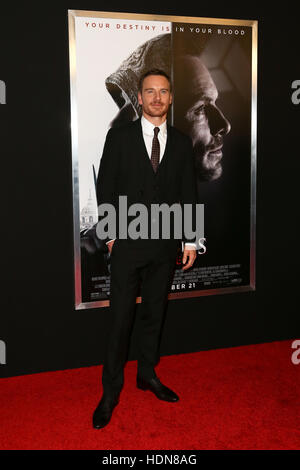 New York, USA. 13. Dezember 2016. Michael Fassbender besucht das Screening von "Assassin's Creed" bei AMC Empire am 13. Dezember 2016 in New York City. Bildnachweis: Debby Wong/Alamy Live-Nachrichten Stockfoto