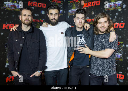 Inglewood, Kalifornien, USA. 11. Dezember 2016. WILL FARQUARSON, KYLE SIMMONS, DAN SMITH und CHRIS WOOD von Bastille posieren auf dem roten Teppich während der KROQ fast akustischen Weihnachtskonzert in The Forum in Inglewood, Kalifornien © Daniel DeSlover/ZUMA Draht/Alamy Live News Stockfoto