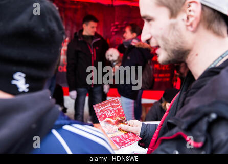 Prag, Tschechische Republik. 10. Dezember 2016. Aktivistisch Veranstaltung für die Rechte der Tiere, Weihnachten, Markt, die in Prag passiert erfolgte durch eine Bewegung 269, die Veganismus verbreitet und Kontroverse organisiert und schockierende Ereignisse weltweit. 10. Dezember 2016. Andel, Prag. © David Tesinsky/ZUMA Draht/Alamy Live-Nachrichten Stockfoto