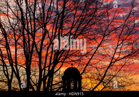 Wimbledon, London, UK. 14. Dezember 2016. Die Silhouette Form der Kirchenkuppel in Wimbledon bei einem Firesky Sonnenaufgang schaffen atemberaubende Farben Credit: Amer Ghazzal/Alamy Live-Nachrichten Stockfoto