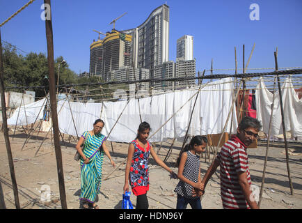 25. November 2016 - Mumbai, Maharashtra, Indien - 25. November 2016 - DhobiGhat, MUMBAI - Indien... Paar trocknende Seile bleiben, da der Abriss der Slums im Stadtteil Dhobi Ghat bei Mahalaxmi durchgeführt wird. (Kredit-Bild: © Subhash Sharma über ZUMA Draht) Stockfoto