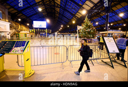 Brighton, Sussex, UK. 14. Dezember 2016. Keine Southern Rail Züge am Bahnhof Brighton früh als Mitglieder die ASLEF und RMT Gewerkschaften weiterhin ihre Streiks gegen die Vorschläge zur Fahrer nur Züge verkehren. Gespräche finden statt zwischen Gewerkschaften und Verwaltung im Laufe des Tages zu versuchen, den lang andauernden Streit Kredit zu begleichen: Simon Dack/Alamy Live News Stockfoto