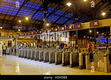 Brighton, Sussex, UK. 14. Dezember 2016. Keine Southern Rail Züge am Bahnhof Brighton früh als Mitglieder die ASLEF und RMT Gewerkschaften weiterhin ihre Streiks gegen die Vorschläge zur Fahrer nur Züge verkehren. Gespräche finden statt zwischen Gewerkschaften und Verwaltung im Laufe des Tages zu versuchen, den lang andauernden Streit Kredit zu begleichen: Simon Dack/Alamy Live News Stockfoto