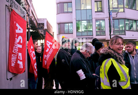 Brighton, Sussex, UK. 14. Dezember 2016. Mehr Reisen Störung für Pendler als Mitglieder die ASLEF und RMT Gewerkschaften Streiks vor Brighton Bahnhof früh wie sie gegen Southern Rail Vorschläge zur Treiber funktionieren Arbeitskampfmaßnahmen nur trainiert. Gespräche finden statt zwischen Gewerkschaften und Verwaltung im Laufe des Tages zu versuchen, den lang andauernden Streit Kredit zu begleichen: Simon Dack/Alamy Live News Stockfoto