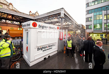 Brighton, Sussex, UK. 14. Dezember 2016. Mehr Reisen Störung für Pendler als Mitglieder die ASLEF und RMT Gewerkschaften Streiks vor Brighton Bahnhof früh wie sie gegen Southern Rail Vorschläge zur Treiber funktionieren Arbeitskampfmaßnahmen nur trainiert. Gespräche finden statt zwischen Gewerkschaften und Verwaltung im Laufe des Tages zu versuchen, den lang andauernden Streit Kredit zu begleichen: Simon Dack/Alamy Live News Stockfoto