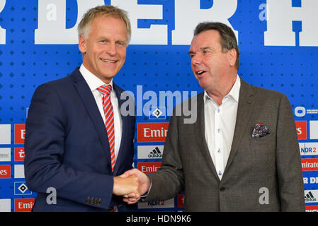 Hamburg, Deutschland. 14. Dezember 2016. Fussball Manager Heribert Bruchhagen (r) und HSV-Aufsichtsratsmitglied Jens Meier Handschlag vor einer Wand mit Logo während einer Pressekonferenz in Hamburg, Deutschland, 14. Dezember 2016. Bruchhagen nimmt seine Position als Vorsitzender des deutschen Fußball Bundesligisten Hamburger SV, Successing Dietmar Beiersdorfer. Foto: Axel Heimken/Dpa/Alamy Live News Stockfoto