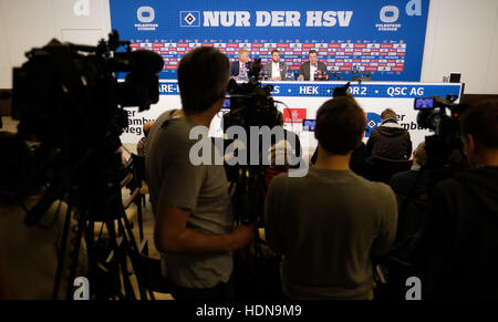 Hamburg, Deutschland. 14. Dezember 2016. Fußballmanager Heribert Bruchhagen (R-l), drücken Sie Sprecher Till Mueller und HSV Mitglied des Aufsichtsrates Jens Meier, HSV fotografiert, während einer Pressekonferenz in Hamburg, Deutschland, 14. Dezember 2016. Bruchhagen nimmt seine Position als Vorsitzender des deutschen Fußball Bundesligisten Hamburger SV, Successing Dietmar Beiersdorfer. Foto: Axel Heimken/Dpa/Alamy Live News Stockfoto