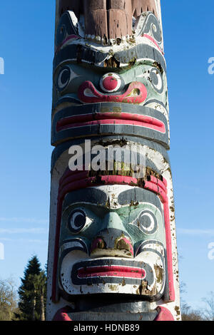 Totempfahl, Virginia Water, errichtet 1958 anlässlich die Hundertjahrfeier der Gründung von British Columbia als Kronkolonie. UK Stockfoto