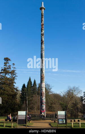 Totempfahl, Virginia Water, errichtet 1958 anlässlich die Hundertjahrfeier der Gründung von British Columbia als Kronkolonie. UK Stockfoto