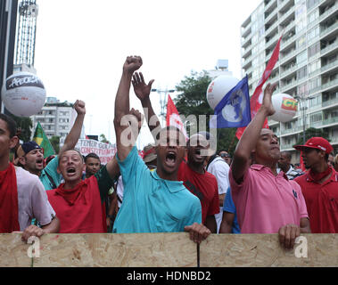 Sao Paulo, Brasilien. 13. Dezember 2016. Demonstranten rufen Parolen während einer Protestaktion gegen die Constitutional Amendment Bill vom Senat Brasiliens, in Sao Paulo, Brasilien, am 13. Dezember 2016 genehmigt. Brasiliens Senat am Dienstag eine umstrittene Verfassungsänderung, die Staatsausgaben für die nächsten 20 Jahre begrenzt. © Rahel Patras/Xinhua/Alamy Live-Nachrichten Stockfoto