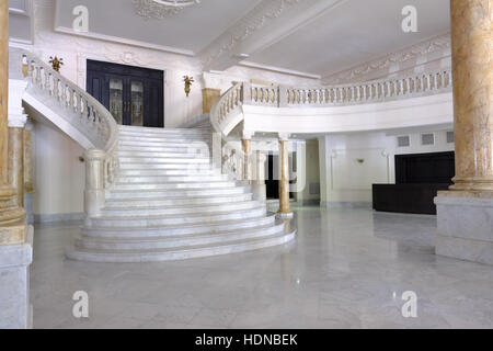 16. November 2016 - Havanna, Kuba - große Theater von Havanna befindet sich im Paseo del Prado in Havanna, Cuba.The Theater wurde nach Hause zu den kubanischen Nationalballett und auf der Hauptbühne der internationalen Ballett-Festival von Havanna. Es Einrichtungen gehören Theater, Konzertsaal, Konferenzräume, und ein video Vorführraum sowie eine Kunstgalerie, ein Chor-Center und mehrere Probehallen für Danzarias Gruppen und Firmen zu tanzen... Der wichtigste Veranstaltungsort ist García Lorca Auditorium mit Platz für 1, 500..Following umfangreiche Renovierungen, das Theater wurde am 1. Januar 2016 wiedereröffnet und Stockfoto