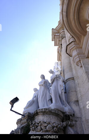 16. November 2016 - Havanna, Kuba - große Theater von Havanna befindet sich im Paseo del Prado in Havanna, Cuba.The Theater wurde nach Hause zu den kubanischen Nationalballett und auf der Hauptbühne der internationalen Ballett-Festival von Havanna. Es Einrichtungen gehören Theater, Konzertsaal, Konferenzräume, und ein video Vorführraum sowie eine Kunstgalerie, ein Chor-Center und mehrere Probehallen für Danzarias Gruppen und Firmen zu tanzen... Der wichtigste Veranstaltungsort ist García Lorca Auditorium mit Platz für 1, 500..Following umfangreiche Renovierungen, das Theater wurde am 1. Januar 2016 wiedereröffnet und Stockfoto