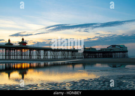Blackpool, Lancashire, UK. 14. Dezember 2016. Großbritannien Wetter: Sonnenuntergang über Blackpool, Lancashire: 14. Dezember 2016. Stockfoto
