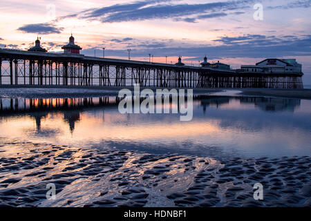 Blackpool, Lancashire, UK. 14. Dez 2016. UK Wetter: Sonnenuntergang über Blackpool North Pier Küsten Wahrzeichen, Lancashire: 14. Dez 2016. Stockfoto