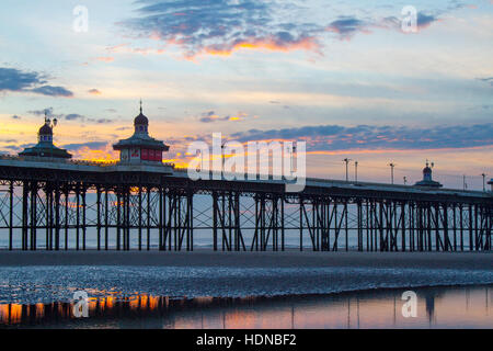 Blackpool, Lancashire, UK. 14. Dezember 2016. Großbritannien Wetter: Sonnenuntergang über Blackpool, Lancashire: 14. Dezember 2016. Stockfoto