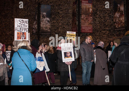 Cardiff, UK. 14. Dezember 2016. #SaveAleppo Protestkundgebung vor Cardiff Castle 100 Aktivisten teilnahmen.  Bildnachweis: Taz Rahman/Alamy Live-Nachrichten Stockfoto