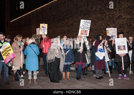 Cardiff, UK. 14. Dezember 2016. #SaveAleppo Protestkundgebung vor Cardiff Castle 100 Aktivisten teilnahmen.  Bildnachweis: Taz Rahman/Alamy Live-Nachrichten Stockfoto