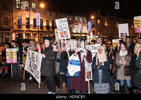 Cardiff, UK. 14. Dezember 2016. #SaveAleppo Protestkundgebung vor Cardiff Castle 100 Aktivisten teilnahmen.  Bildnachweis: Taz Rahman/Alamy Live-Nachrichten Stockfoto