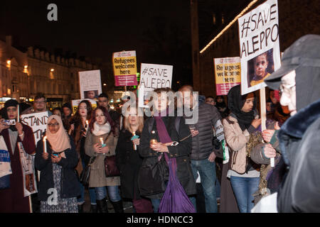 Cardiff, UK. 14. Dezember 2016. #SaveAleppo Protestkundgebung vor Cardiff Castle 100 Aktivisten teilnahmen.  Bildnachweis: Taz Rahman/Alamy Live-Nachrichten Stockfoto