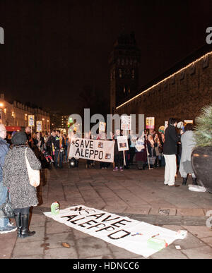 Cardiff, UK. 14. Dezember 2016. #SaveAleppo Protestkundgebung vor Cardiff Castle 100 Aktivisten teilnahmen.  Bildnachweis: Taz Rahman/Alamy Live-Nachrichten Stockfoto