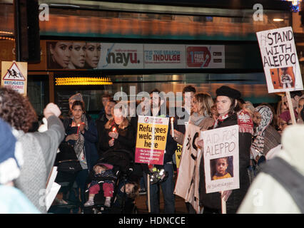 Cardiff, UK. 14. Dezember 2016. #SaveAleppo Protestkundgebung vor Cardiff Castle 100 Aktivisten teilnahmen.  Bildnachweis: Taz Rahman/Alamy Live-Nachrichten Stockfoto